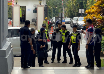 Pelajar senior pijak perut pelatih junior dengan ‘spike boot’