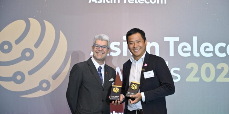 Jacob Yeoh, Deputy Managing Director of YTL Communications, receives the awards from Simon Hyett, Contributing Editor of Asian Telecom, at the Asian Telecom Awards 2025.