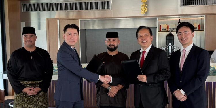 The partnership agreement was witnessed by DYAM Tunku Ismail Ibni Sultan Ibrahim, Pemangku Sultan Johor (L-R) Mohamad Naifuddin Bujang Mohidin, Executive Director / Joint CEO, BA Group, Dato’ Lion Peh, MD and Joint CEO, BA Group, Dato’ Seri Yeoh Seok Hong, MD, YTL Communications and YTL Power, Yeoh Keong Ren, Chief
Marketing Officer, YTL Communications