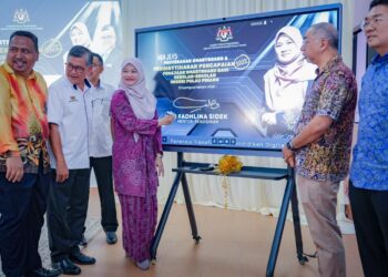 All schools to be equipped with smartboards by 2027 – Fadhlina Sidek