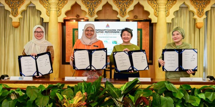 (L-R) Dr Raihan Mohamed, Vice President of Association of Toy Libraries Malaysia; YBhg Dato’ Seri TPr (Dr) Maimunah binti Mohd Sharif, Mayor of Kuala Lumpur; Dato’ Yeoh Soo Min, Trustee of YTL Foundation; Dato’ Hamidah binti Maktar, Executive Director Sentul Raya Sdn Bhd