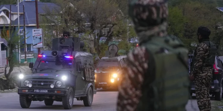 Pegawai keselamatan India berpatrol menaiki kenderaan berperisai berhampiran Pahalgam di selatan Kashmir selepas penyerang melepaskan tembakan secara rambang ke arah pelancong di Pahalgam, Kashmir yang dikuasai India, pada Selasa, 22 April 2025. (Foto AP/Dar Yasin)