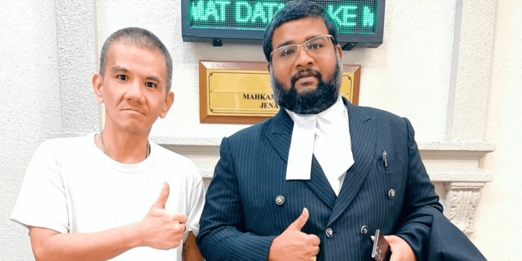 Tan Kah Soon (left) poses with his lawyer Sivahnanthan Ragava (right) outside the Kuala Lumpur High Court after being acquitted and discharged of a drug trafficking charge involving nearly two kilograms of narcotics.