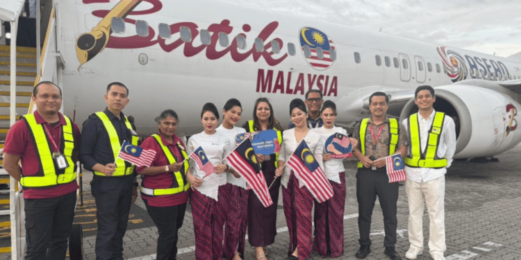 Batik Air commemorated Malaysia’s 68th National Day with festive giveaways for passengers, joined by Head of Marketing Ms. Bavani Veeriah at Sultan Abdul Aziz Shah Airport, Subang.