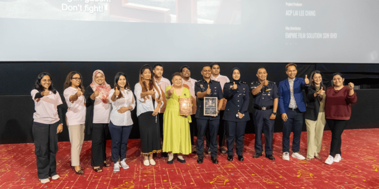 LEE Miew Lan (sixth from the left) and Angeline Barron (fourth from the left) with the guests during the community program of a special film screening in conjunction with Malaysia Day celebrations.