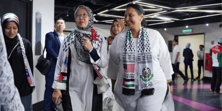 Sivamalar with the former Minister of the Federal Territories, Datuk Seri Dr. Zaliha Mustafa.