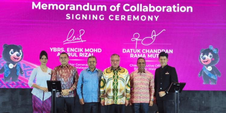 Tiong (third right) with Tourism Malaysia and Batik Air representatives at the Memorandum of collaboration signing ceremony in Kuala Lumpur on Jan 27, 2026.