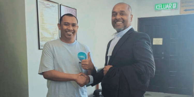 Mohd Azhari with his lawyer, Geethan Ram Vincent, after the Shah Alam High Court acquitted him of the charge of trafficking 30 kg of drugs.