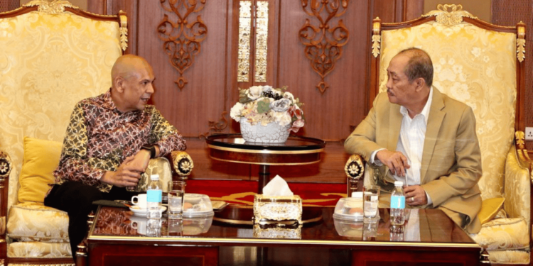 Ketua Menteri, Datuk Seri Panglima Haji Hajiji Haji Noor mengadakan perbincangan bersama Menteri Perdagangan Dalam Negeri dan Kos Sara Hidup, Datuk Armizan Mohd Ali semasa kunjungan hormat di Menara Kinabalu pada Selasa.