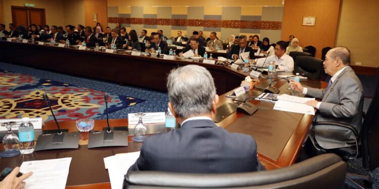 Ketua Menteri, Datuk Seri Panglima Hajiji Noor mempengerusikan Mesyuarat Majlis Tindakan Pembangunan Negeri pertama bagi tahun ini di Menara Kinabalu, hari ini.