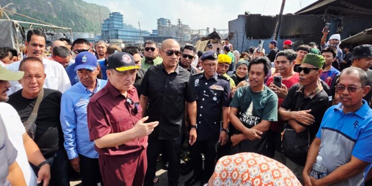 Hampir 1,000 rumah musnah: Ketua Menteri Sabah turun padang, bantuan segera diagih