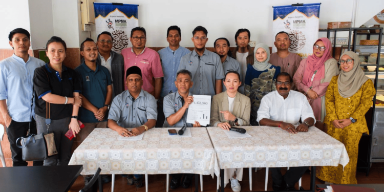 Seated second from the left, BIPM president Wan Mohd Yusri Wan Rawi, together with MPMA president Regine Lim (seated second from the right), displaying data showing that the pest control industry consumes more than 4.4 million litres of diesel monthly.