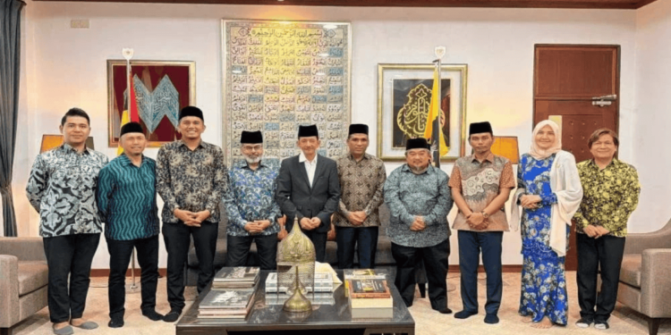 Tunku Syed Razman (tengah) bersama anak kelahiran Tampin yang mencipta nama di peringkat antarabangsa.