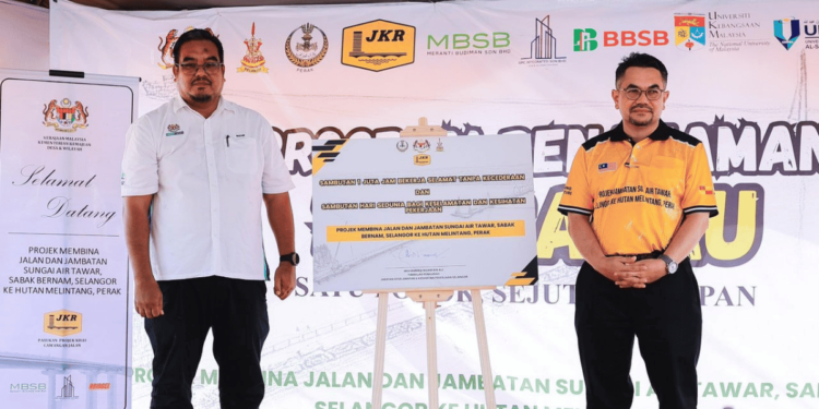 Deputy Director of the Selangor Department of Occupational Safety and Health (DOSH), Mohammad Nizam Ali (left), and Project Director of the Public Works Department (JKR) UPKZU1, Dr. Ir. Ahmad Shukri Abd Rashid, during the launch of the “1 Million Safe Work Hours Without Injury” celebration and the planting of 1,001 mangrove trees.