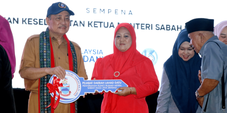 Ketua Menteri, Datuk Seri Panglima Haji Hajiji Haji Noor menyerahkan kunci rumah SMJ kepada penerima yang layak pada Program Jelajah SMJ sempena Tinjauan Keselamatan Ketua Menteri Ke Ess Zon di Dewan Perdana Lahad Datu pada Rabu.