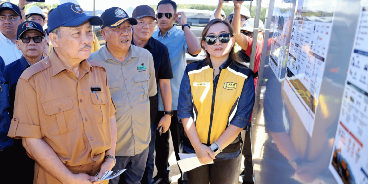 Ketua Menteri, Datuk Seri Panglima Haji Hajiji Haji Noor diberi taklimat semasa melawat dan meninjau  kemajuan Projek Lebuhraya Pan Borneo Sabah pakej WP25 di Sukau pada Rabu.