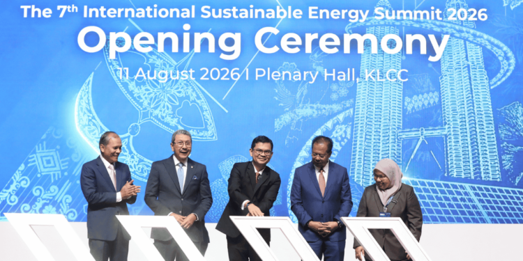 Majlis perasmian ISES 2026 disempurnakan oleh YB Tuan Haji Akmal Nasrullahh Haji Mohd Nasir, Menteri Ekonomi (tengah). Turut hadir, YB Dato’ Sri Abdul Rahman Mohamad, Timbalan Menteri PETRA (dua kanan), YBhg. Tan Sri Dr. Wan Ahmad Dahlan Haji Abdul Aziz Pengerusi SEDA Malaysia (dua kiri), YBhg. Dato' Sri Haji Mad Zaidi Mohd Karli, Ketua Setiausaha PETRA (hujung kiri) dan YBrs. Puan Mareena binti Mahpudz, Timbalan Ketua Setiausaha Tenaga PETRA (hujung kanan).