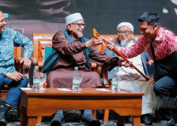 Everest climber secures Hadi Awang’s kemuning walking stick for RM16,500 in charity auction