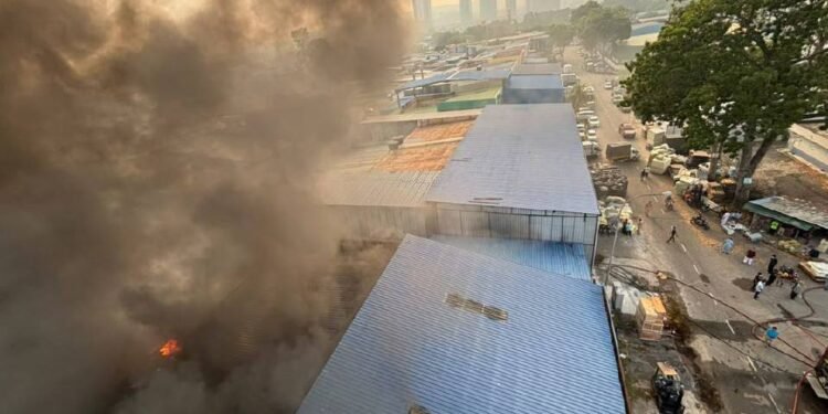 KEBAKARAN membabitkan empat kilang di Jalan TPP 5/15, Taman Perindustrian Puchong pada awal pagi tadi. - JBPM