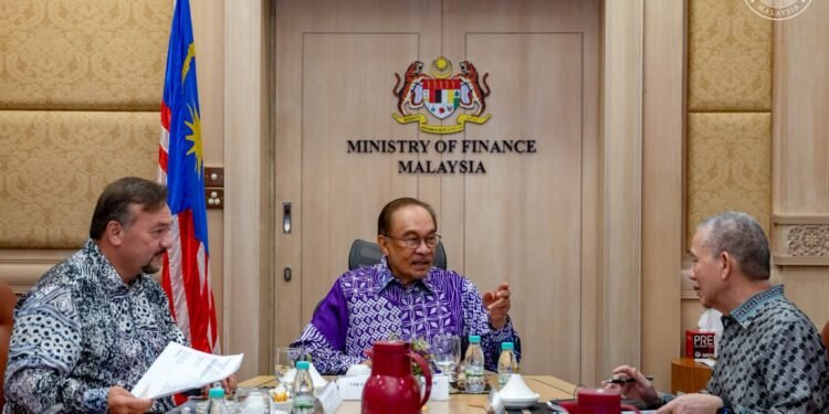 ANWAR IBRAHIM mempengerusikan mesyuarat khas bagi menangani kenaikan bil elektrik pengguna domestik di Kementerian Kewangan, Putrajaya. - PEJABAT PERDANA MENTERI