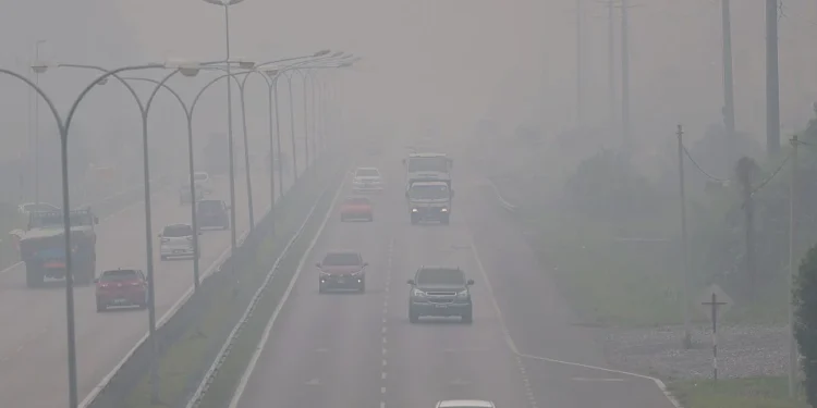 SARAWAK merupakan negeri paling terjejas selepas 10 stesen pemantauan kualiti udara di negeri itu melaporkan bacaan tidak sihat. - BERNAMA
