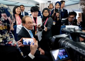 Krisis Negeri Sembilan: Anwar bantah keras tindakan MB, Exco turunkan takhta Tuanku Muhriz
