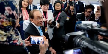 Krisis Negeri Sembilan: Anwar bantah keras tindakan MB, Exco turunkan takhta Tuanku Muhriz