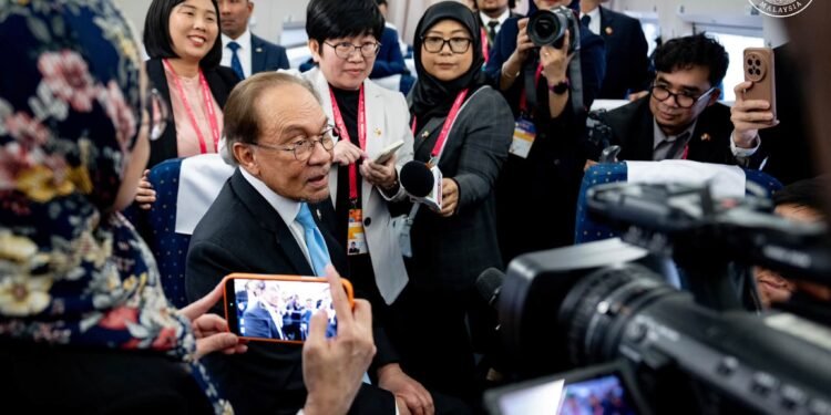 ANWAR IBRAHIM bercakap kepada media ketika dalam perjalanan menaiki kereta api berkelajuan tinggi dari Shanghai ke Hangzhou semasa lawatan kerja tiga hari di China. - FACEBOOK JABATAN PERDANA MENTERI