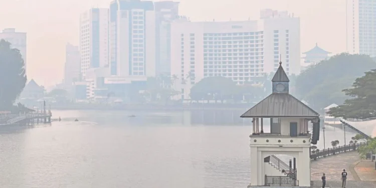 KUCHING merekodkan bacaan IPU tertinggi tahap tidak sihat iaitu 195. - BERNAMA
