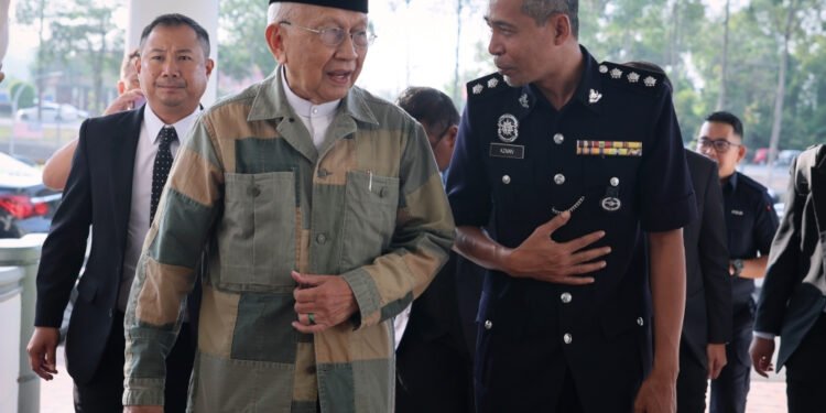 RAIS YATIM didakwa mengikut Seksyen 4(1)(b) Akta Hasutan 1948 (Akta 15) yang boleh dihukum berdasarkan Subseksyen 4(1) akta sama.-BERNAMA