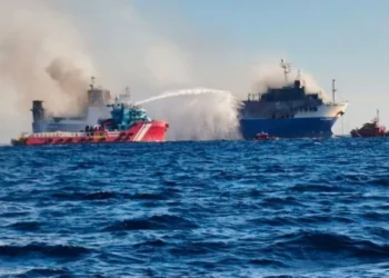 Kapal kargo terbakar di Pulau Mykonos, Greece