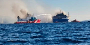 Kapal kargo terbakar di Pulau Mykonos, Greece