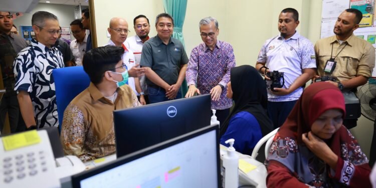 FAHMI FADZIL meninjau perkembangan pelaksanaan PERSADA di Klinik Kesihatan Padang Besar, Perlis. - FACEBOOK FAHMI FADZIL