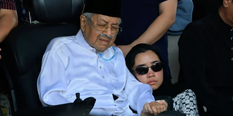 TUN DR. MAHATHIR dimasukkan ke IJN selepas keadaan kesihatannya dikesan sedikit merosot selepas Majlis Tahlil dan Solat Isyak di kediamannya di The Mines, Seri Kembangan.-BERNAMA