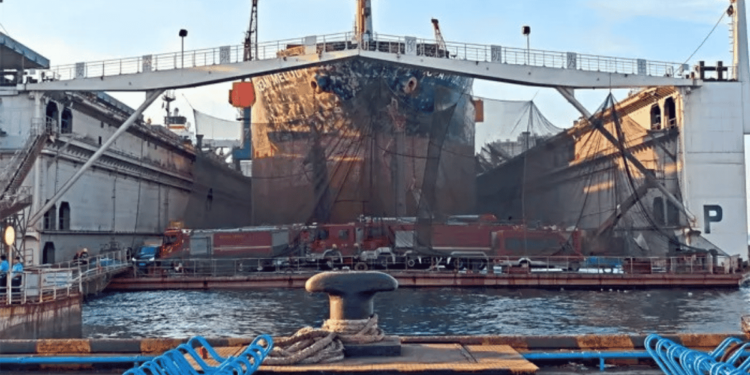 Kapal kargo Ocean Melody yang terbakar ketika kerja-kerja pemeriksaan dan penyelenggaraan di limbungan Qingdao, Shandong. -XINHUA