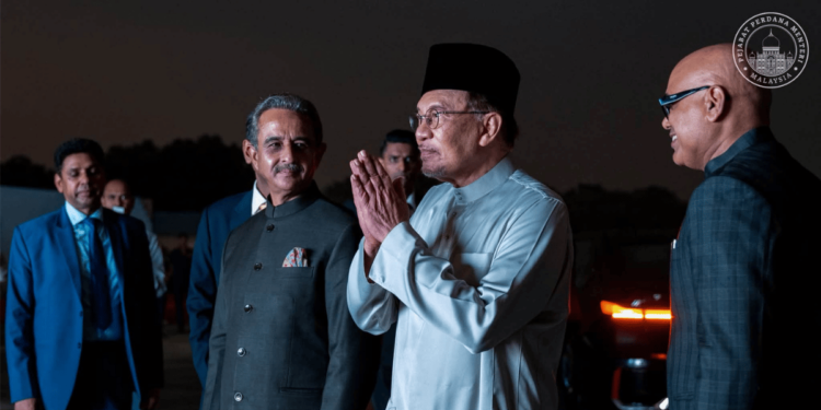 Perdana Menteri Datuk Seri Anwar Ibrahim selamat tiba di New Delhi bagi mengetuai misi diplomatik Malaysia pada Sidang Kemuncak Pemimpin-Pemimpin BRICS Ke-18. Foto: Anwar Ibrahim/FB
