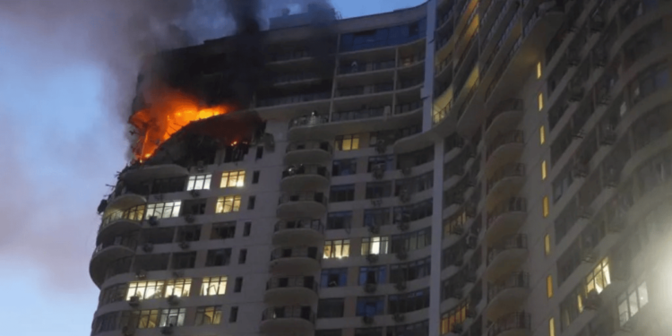 Sebuah bangunan apartmen yang sebahagiannya terbakar akibat serangan peluru berpandu Rusia di wilayah Odesa. -DSNS