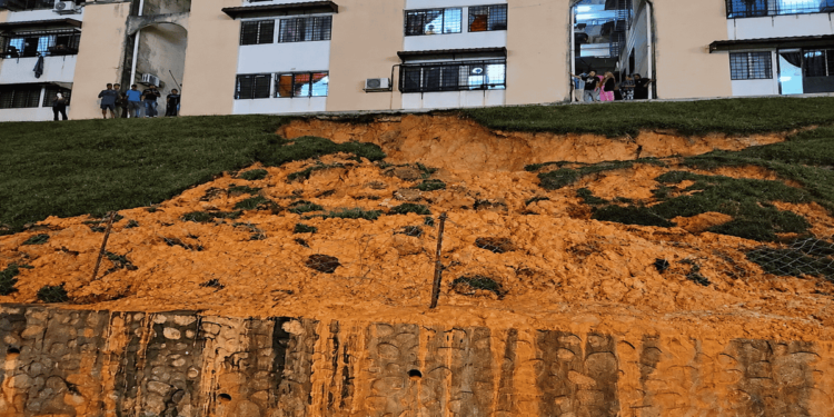 KOMANDER operasi telah mengarahkan supaya penghuni blok A apartmen Damai Perdana mengosong kediaman mereka sebagai langkah keselamatan. - JBPM Selangor