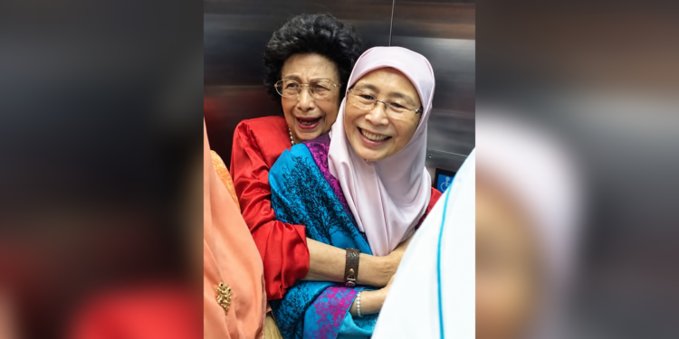 Tun Dr. Siti Hasmah ajar saya bawa diri dengan penuh maruah dan profesionalisme tinggi – Dr. Wan Azizah