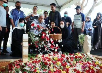 Tun Dr. Mahathir ziarah pusara Dr. Siti Hasmah
