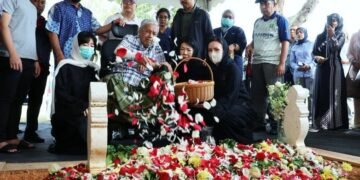 Tun Dr. Mahathir ziarah pusara Dr. Siti Hasmah