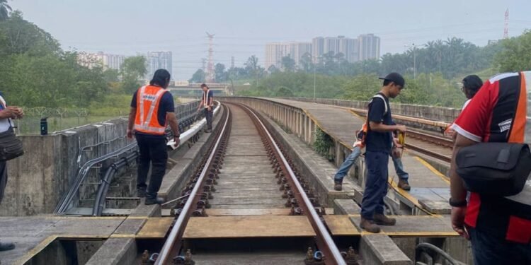 PASUKAN teknikal menjalankan pemeriksaan dan kerja pembaikan bagi memulihkan bekalan kuasa serta perkhidmatan tren.-FACEBOOK RAPID KL