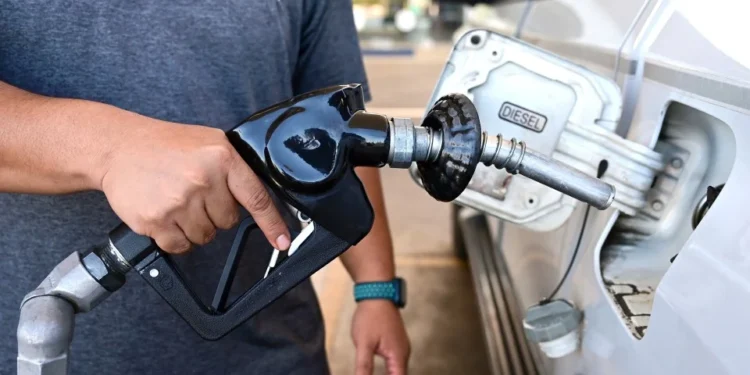 PENGURANGAN perbelanjaan subsidi antaranya disebabkan penurunan harga minyak mentah dunia dan inisiatif penyasaran semula subsidi diesel.-GAMBAR BERNAMA