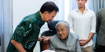 Sultan Brunei ziarah Tun Dr. Mahathir di IJN