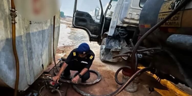 HASIL pemeriksaan mendapati terdapat aktiviti pemindahan cecair disyaki diesel daripada lori ke dalam skid tank di lokasi tersebut.- GAMBAR KPDN SELANGOR