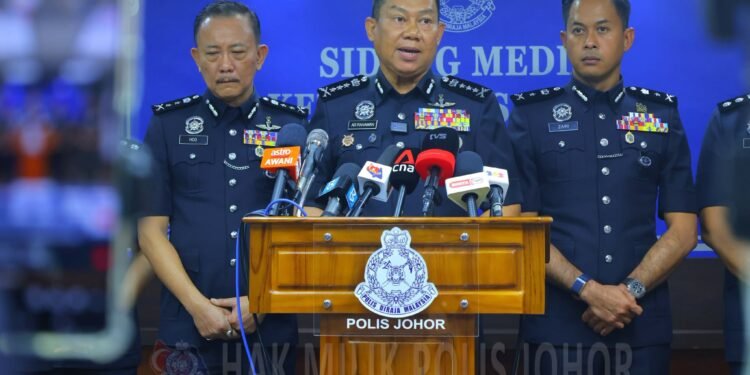 DATUK AB RAHAMAN ARSAD (tengah) dalam  sidang media berkaitan perkembangan siasatan kes pembunuhan Irene Soyifa. - GAMBAR FACEBOOK POLIS JOHOR