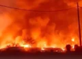 Tapak pelupusan sampah terbakar di Pasir Gudang, bomba guna air laut padam kebakaran