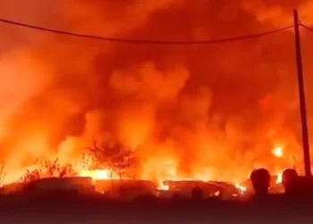Tapak pelupusan sampah terbakar di Pasir Gudang, bomba guna air laut padam kebakaran