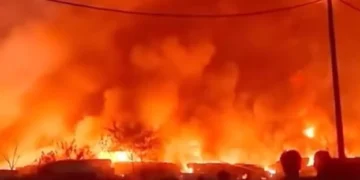 Tapak pelupusan sampah terbakar di Pasir Gudang, bomba guna air laut padam kebakaran