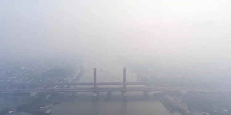 ASAP jerebu di Palembang, Indonesia pada 1 Oktober lalu. - GAMBAR REUTERS